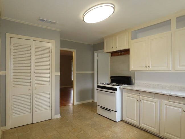 Building Photo - Lovely Updated 3 Bedroom, 2 Bath House in ...