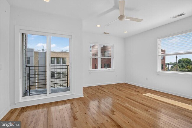 Building Photo - 950 Shackamaxon St