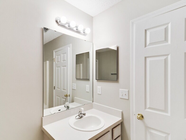 Building Photo - 1953 Longneedle Lane