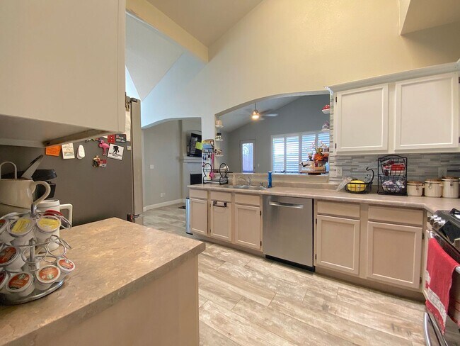 Building Photo - Northeast El Paso 3 bed with Refrig A/C and Solar Panels