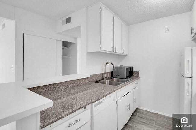 Building Photo - 18620 Hatteras St