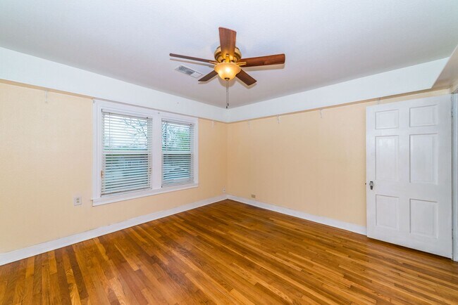 Building Photo - 2-BEDROOM MONTICELLO PARK DUPLEX - UPSTAIRS UNIT