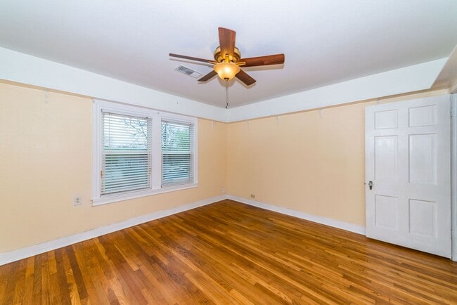 Building Photo - 2218 W Mistletoe Ave