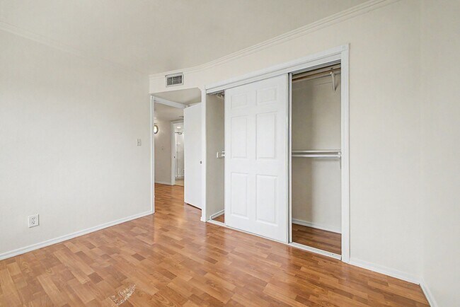 Building Photo - ***INCREDIBLE TOWNHOME with ALL appliances & water, sewer, trash INCLUDED!