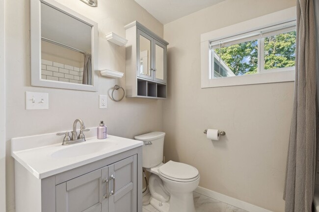 Building Photo - Charming 2 bedroom, 1 bath house