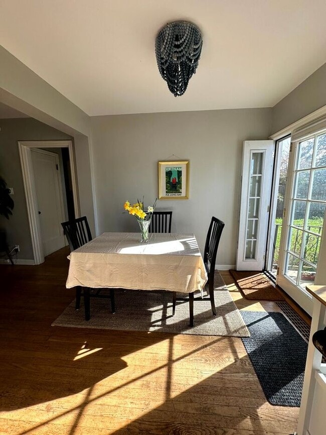 Building Photo - Charming Fully Furnished Bungalow Rental with Modern Amenities in Roseway!