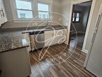 Building Photo - Beautiful 2 Bedroom Lower Duplex