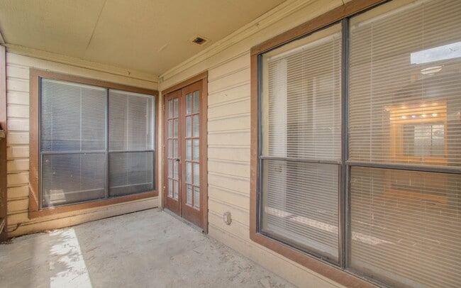 Building Photo - 9000 Bissonnet St