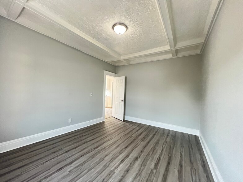 184 Garfield Ave 7 - 180 Garfield Ave