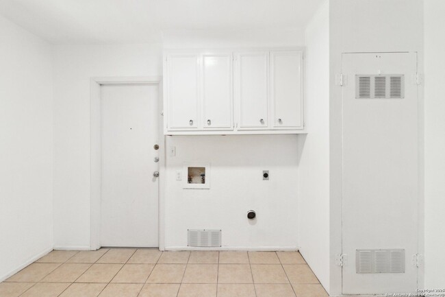 Building Photo - WHISPERING OAKS GARDEN HOME