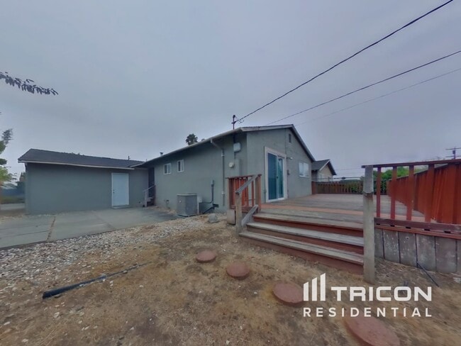 Building Photo - 325 Ladera Dr