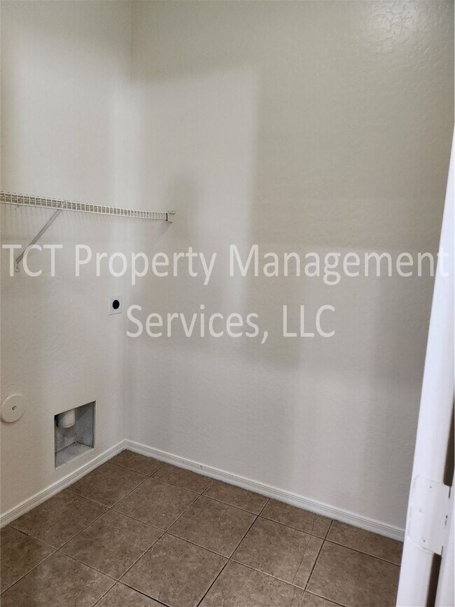 Building Photo - 3 Bedroom/2 Bath Phoenix Home Close to I-10 and 101