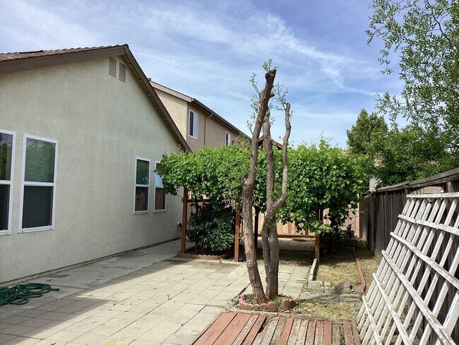 Building Photo - 5162 W Home Ave