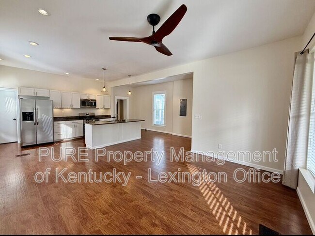 Building Photo - 611 N Broadway