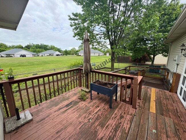 Building Photo - Bright & Spacious 3 Bed / 2 Bath Home in Town!