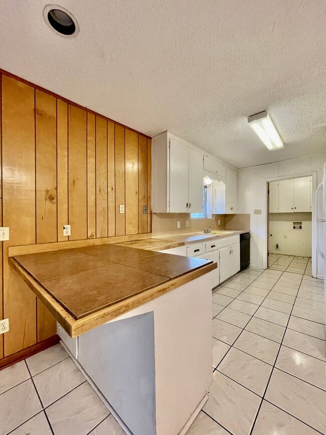 Building Photo - Spacious 4 Bedroom Home with multiple livi...