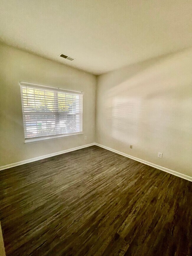 Building Photo - Stunning 5-bedroom, 2.5-bathroom home | Lo...