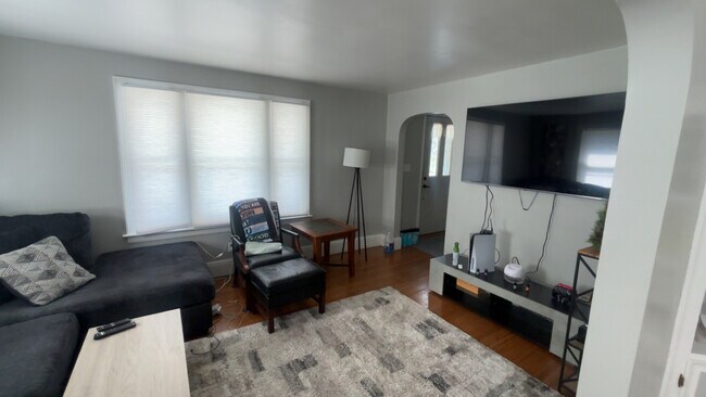 Building Photo - 908 Symonds Pl