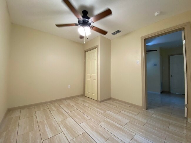 Building Photo - 305 W Ash St