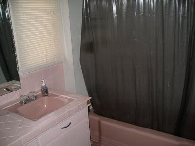 Full bath, NW corner of house - 404 1/2 W Vine St