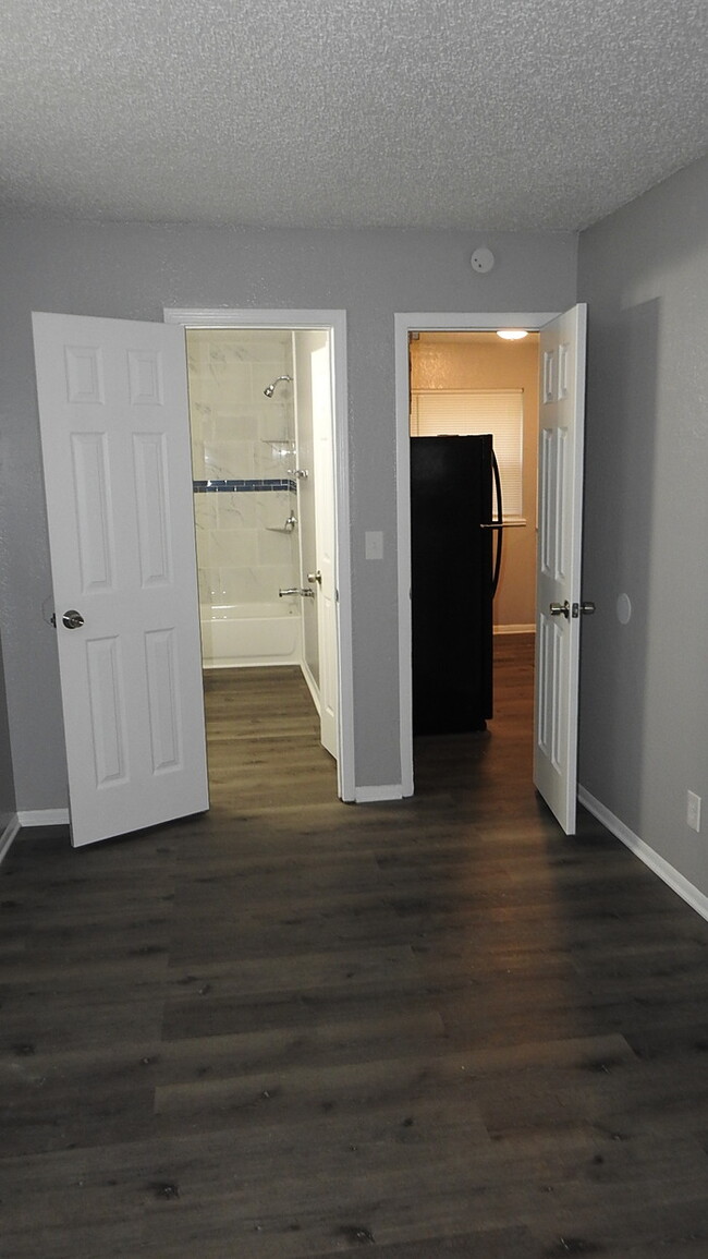 Building Photo - 3bed-2 full bath townhome for rent in Nort...