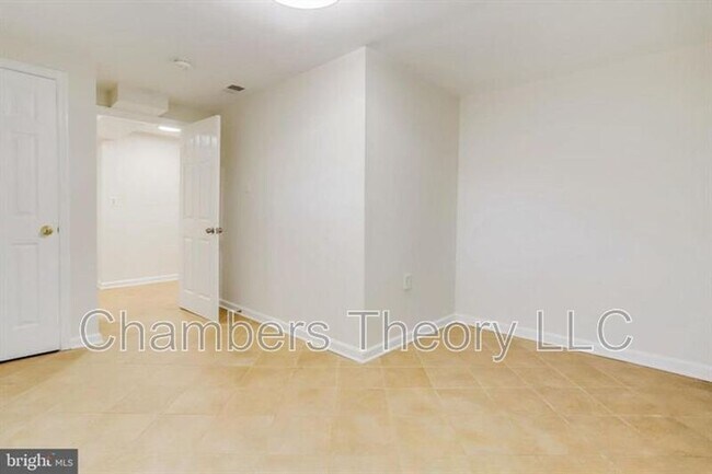 Building Photo - 530 N Nelson St