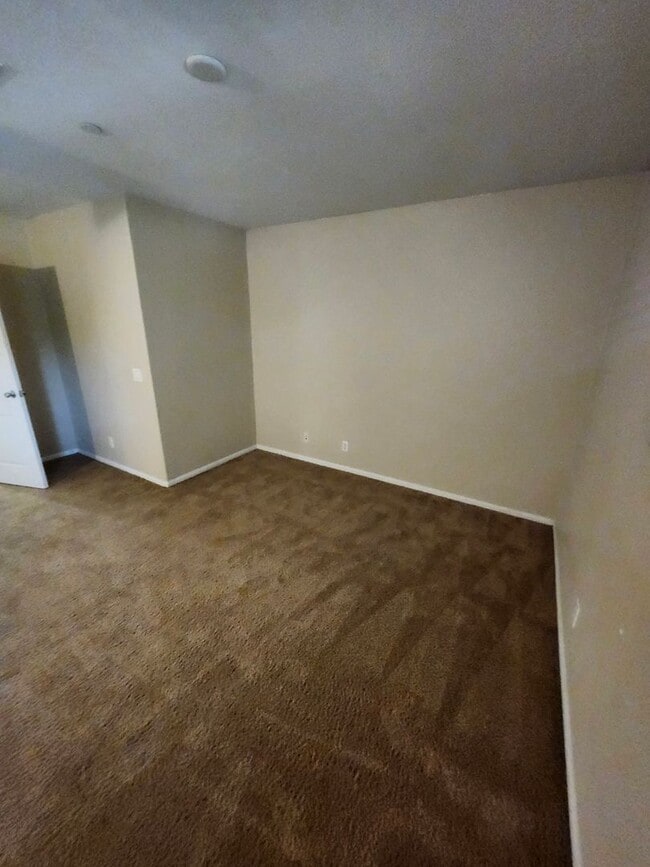 Building Photo - Beautiful two-story townhouse in Fontana G...