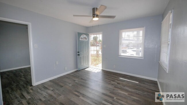 Building Photo - Beachside Living – Stylish 1BR with Washer...