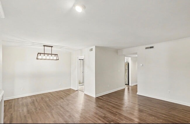Building Photo - 213 Hillsboro Pl