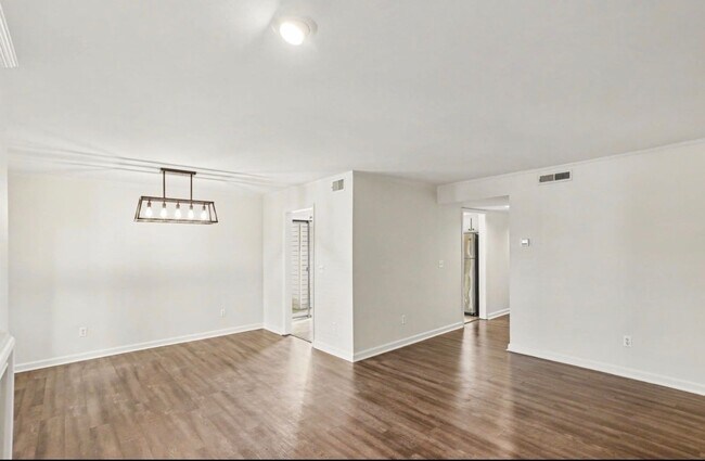 Building Photo - GreenHills Condo!