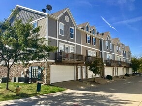 Building Photo - 2 Bedroom 2 Bathroom Town House - Interior...