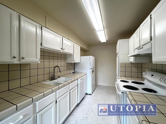 Building Photo - Capitola Gem: 2Bd/1Ba Ground Floor Apartme...