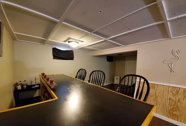 Building Photo - 5BR - Walk to Campus!