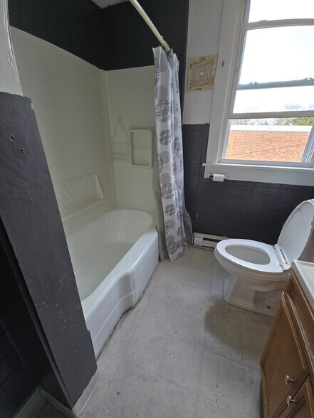 Building Photo - 206 E Main St