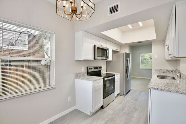 Building Photo - Cozy 2/2.5 Spacious Townhome with 2 Master...