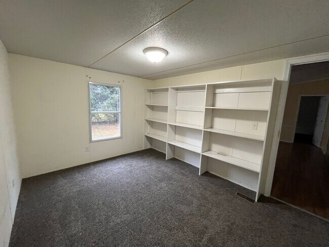 Building Photo - 3 Bedrooms, 2 Bathrooms - Mobile Home in West Rome!