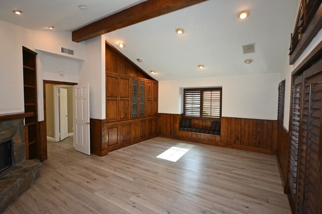 Building Photo - Beautiful Mission Viejo 5 bedroom 2.5 bathroom plus den home