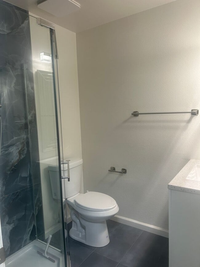 Building Photo - Newly Remodeled 2 Bedroom, 2 Bath Condo