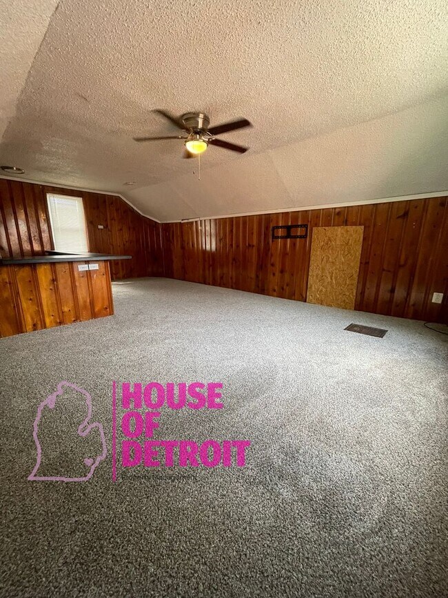 Building Photo - SUMMER SPECIAL~ 3 BEDROOM 1.5 BATH~ FREE P...