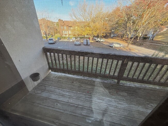 Building Photo - Beautiful Condo minutes from Uptown Charlotte