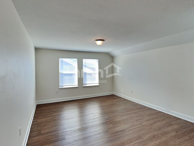 Building Photo - 511 Pine Terrace Dr