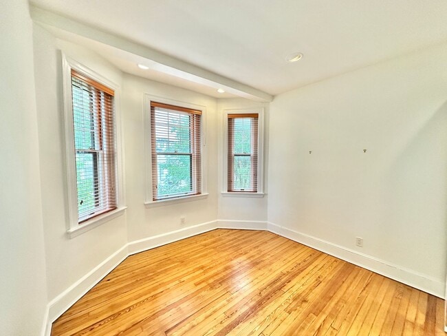 Building Photo - Historic Georgetown Sunny 2 Bedroom 1.5 Ba...
