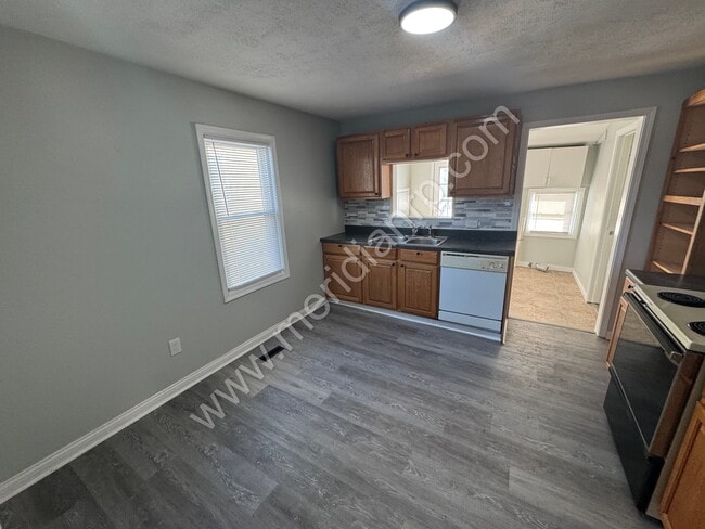 Building Photo - 2520 Lynn Ave