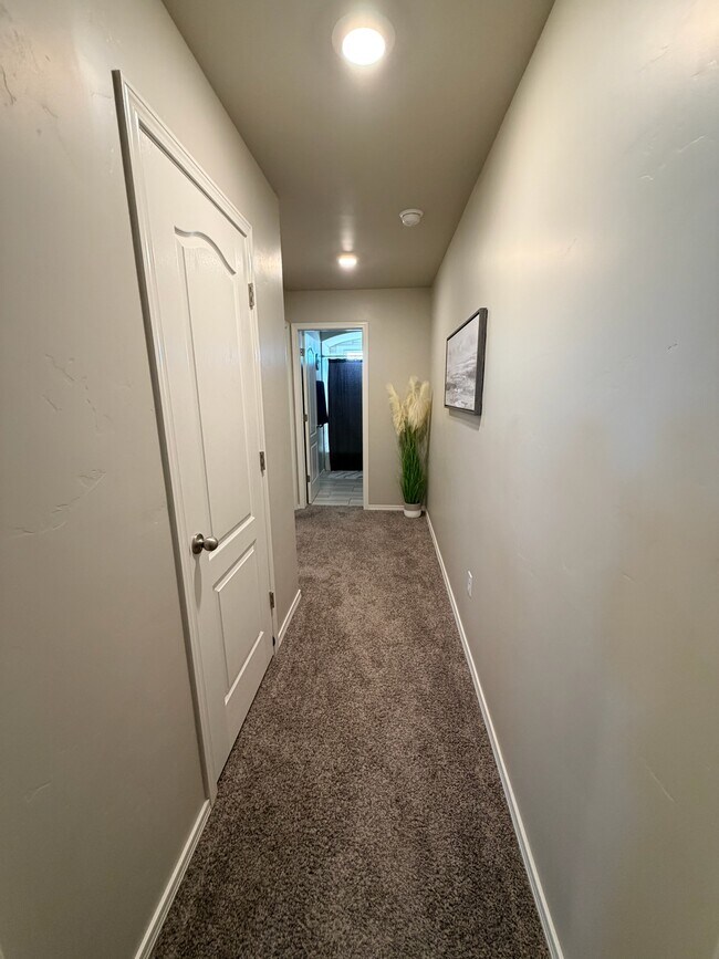 Building Photo - 1418 Santa Thomas St