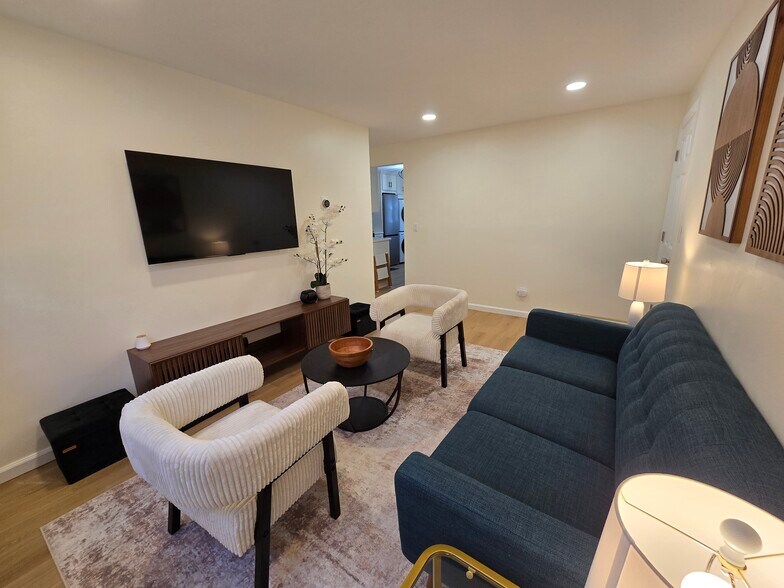 Building Photo - 396 Kaplan Ave