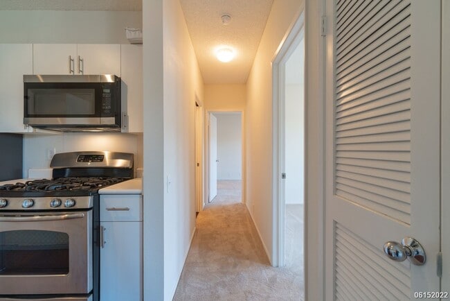 Building Photo - 2 Bedroom, 2 Bath Condo in Sun Rise Community