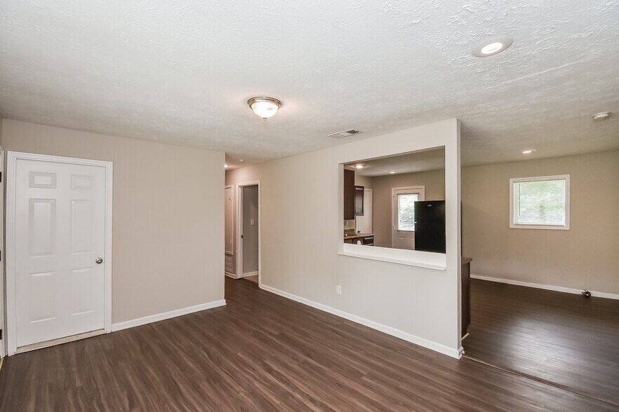 Building Photo - 8888 Northview Dr