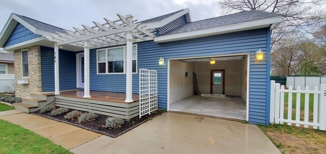 Building Photo - 4-bedroom 3-bathroom home minutes to Downt...