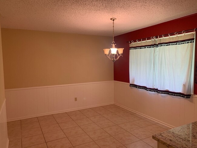 Building Photo - Cozy and Quaint 2 bedroom 2 bath with bonu...
