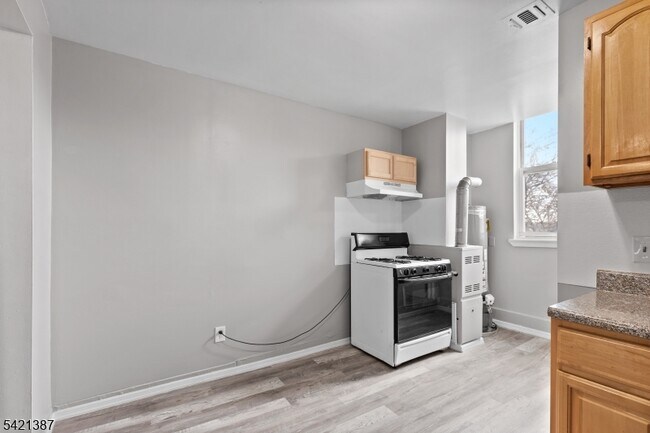 Building Photo - 23 Monroe St